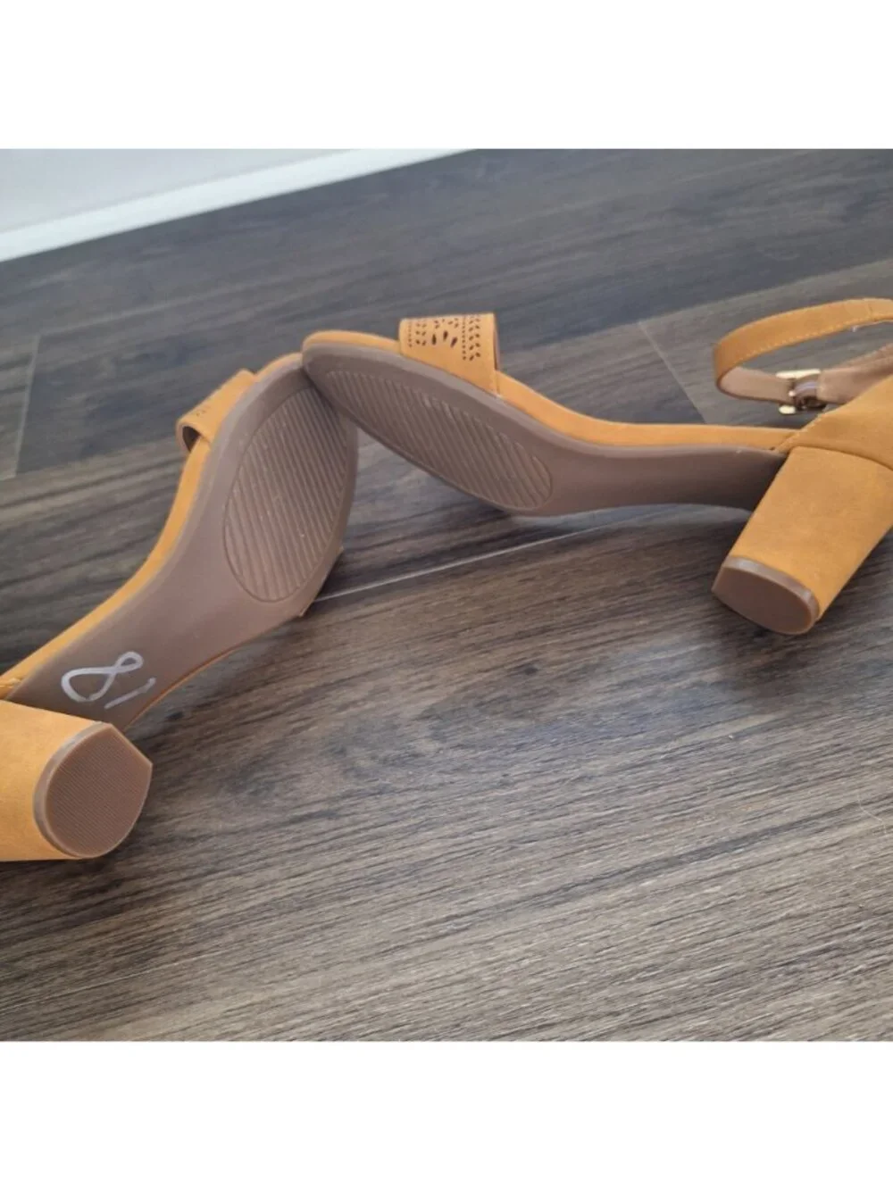 NWOT White Mountain Mustard Faux Leather Strap Sandals Size 10 Preppy Comfy Chic